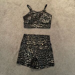 TIL You Collapse size XS sports bra & booty scrunch shorts set